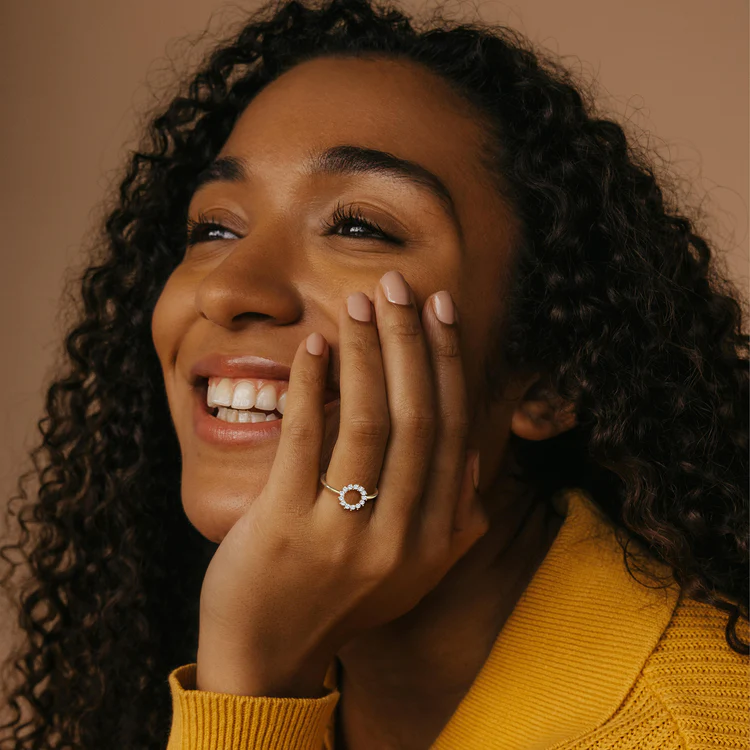 This luminous band features a row of lab diamonds extending three-fourths of the way down the shank in a French pavé se