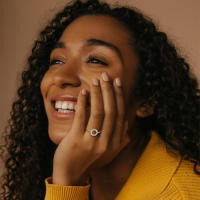 This luminous band features a row of lab diamonds extending three-fourths of the way down the shank in a French pavé se