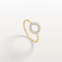 This luminous band features a row of lab diamonds extending three-fourths of the way down the shank in a French pavé se